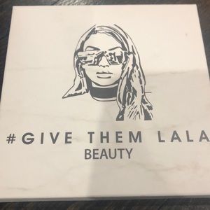 Give them LaLa beauty eyeshadow palette